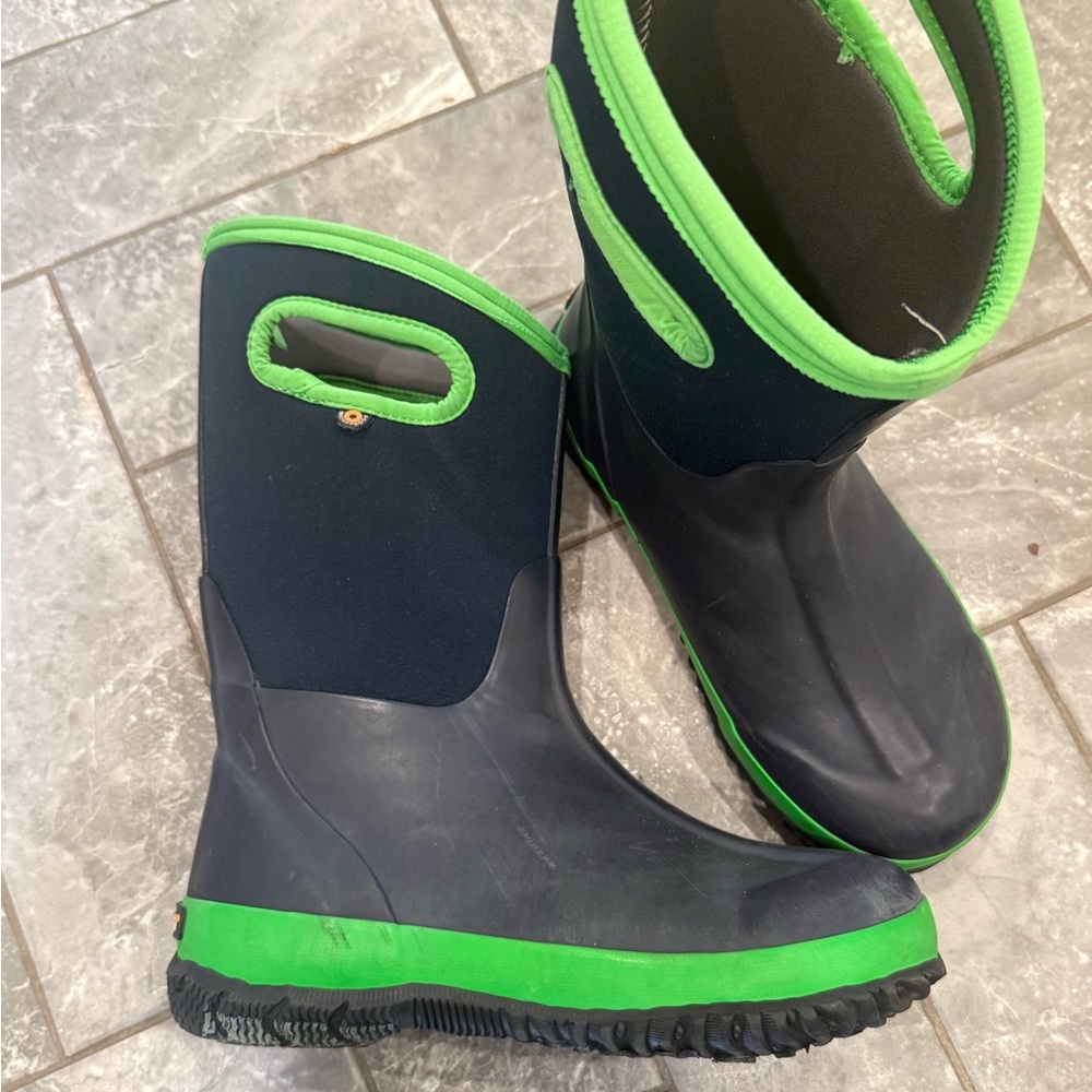 BOGS Kids Navy with green trim Rain Boots